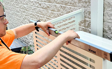 T-Kotelointi Oy asentaa lämpöpumpun suojakoteloita Uudellamaalla