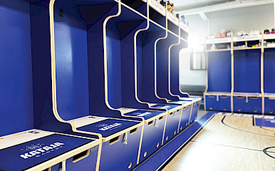 Referenssi: Brändätty vanerirakenteinen säilytysratkaisu